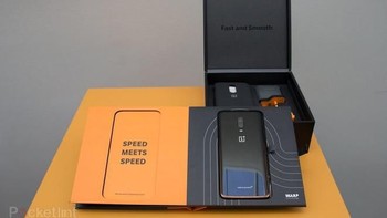 Perlengkapan bagian dalam kemasannya. Ponsel ini adalah hasil kemitraan dengan produsen mobil balap asal Inggris, McLaren. Foto: Pocket Lint