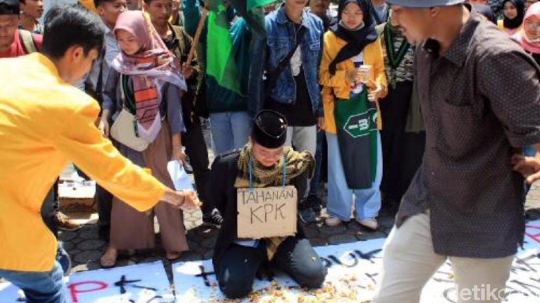Mahasiswa Tabur Bunga dan Copot Spanduk Bupati Cianjur Mahasiswa Tabur Bunga dan Copot Spanduk Bupati Cianjur