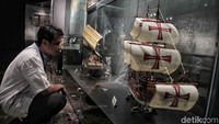 Seorang pegawai IPC memperhatikan miniatur kapal di Museum Maritim Indonesia, Tanjung Priok, Jakarta Utara, Kamis (13/12).