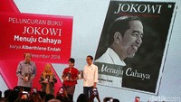 Buku ini pun menceritakan perjuangan Jokowi selama empat tahun memimpin negara.