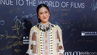 Senyum manis aktris berusia 36 tahun itu kala berpose di depan kamera.