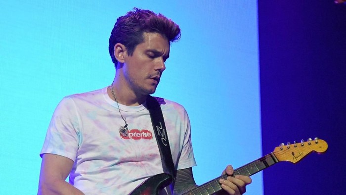 PHOENIX, AZ - AUGUST 01:  Recording artist John Mayer performs during a stop of The Search for Everything World Tour at Talking Stick Resort Arena on August 1, 2017 in Phoenix, Arizona.  (Photo by Ethan Miller/Getty Images)