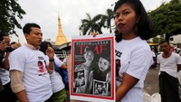 Salah seorang aktivis yang turut hadir dalam aksi solidaritas itu membawa poster bergambar halaman depan majalah Time yang menampilkan sosok Wa Lone dan Kyaw Soe Oo, dua orang wartawan Myanmar yang ditangkap oleh pemerintah setempat. Myat Thu Kyaw/Reuters.