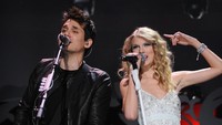 Keduanya pun sempat berduet pada beberapa lagu seperti White Horse dan Your Body is Wonderland di konser Taylor. Bryan Bedder/Getty Images