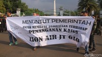 Mereka mempertanyakan 64 jasad yang belum dievakuasi.