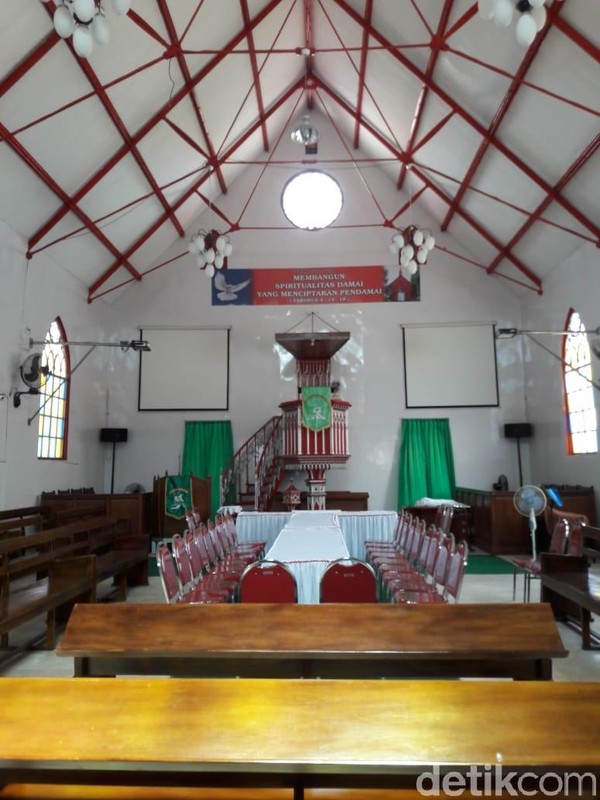 Dulu biaya pembangunannya sekitar 15 ribu gulden. Gereja macam ini, konon hanya ada dua di dunia, 1 di Den Haag, Belanda dan 1 lagi di Probolinggo (M Rofiq/detikTravel) Dulu biaya pembangunannya sekitar 15 ribu gulden. Gereja macam ini, konon hanya ada dua di dunia, 1 di Den Haag, Belanda dan 1 lagi di Probolinggo (M Rofiq/detikTravel)