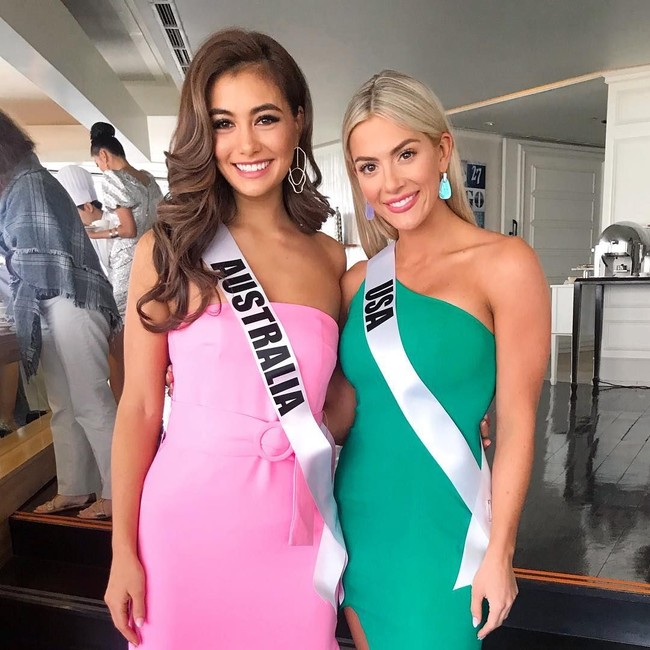Miss USA Sarah Rose Summers dan Miss Australia Francesca Hung jadi sensasi karena nyinyirin Miss Cambodia Rern Sinat yang tidak cakap dalam berbahasa Inggris. Mereka pun mendapatkan kritik netizen karena dinilai tidak sopan. Perilaku Sarah serta Francesca pun disebut tak pantas sebagai representasi yang mewakili negaranya di kontes kecantikan Miss Universe. Foto: Instagram