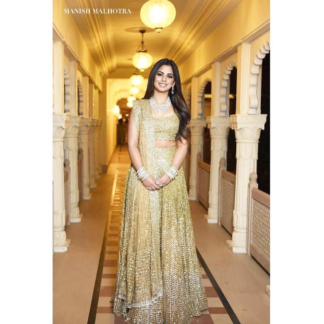 Di penampilan lainnya, Isha tampil dengan gaun putih keemasan yang tak kalah mewah. Bahkan Isha tampak terinspirasi dari sahabatnya, priyanka yang kala itu dinikahi Nick Jonas dengan veil sepanjang 22 meter. Isha juga memakai kerudung panjang di kepalanya, walau tak sepanjang milik Priyanka. Foto: Dok. Instagram/Manish Malhotra World