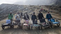 Keindahan Gunung Ijen menarik banyak wisatawan untuk datang berkunjung. Fenomena alam Bule Fire di kawah Gunung Ijen salah satu megnet derasnya wisatawan yang datang kesana. Banyaknya turis yang datang tak disia-siakan oleh warga sekitar. Mereka berinovasi menciptakan Taksi Ijen untuk memudahkan perjalanan para wisatawan.