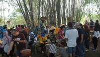Selain berisi berbagai macam jajanan, pasar tersebut juga menawarkan daya tarik keindahan alam pedesaan, kuliner tradisional dan nuansa tempo dulu. Antara Foto/Anis Efizudin.