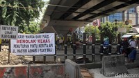 Perlintasan kereta api (KA) di Kolong Fly Over Roxy, Jakarta akan ditutup, keadaan ini membuat warga Duri Pulo memprotes keras, Kamis (13/12/2018).  