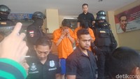 Atas perbuatannya, para pelaku dijerat dengan pasal 170 KUHP dan pasal 351 KUHP. Barang bukti yang disita dalam kasus ini adalah video pada saat kejadian, dua ponsel dan KTP pelaku. Foto: Kanavino/detikcom