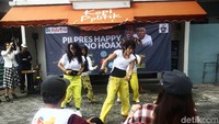 Acara Soft Launching Pilpres Happy No Hoax diawali dengan tarian goyang dayung oleh relawan dan para anggota TKN.