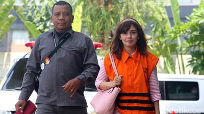 Matching Banget! Tahanan KPK Ini Serba Pink Saat Diperiksa