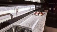 Seperti ini bagian dapur di dalam jet pribadi Gulfstream (Gulfstream)