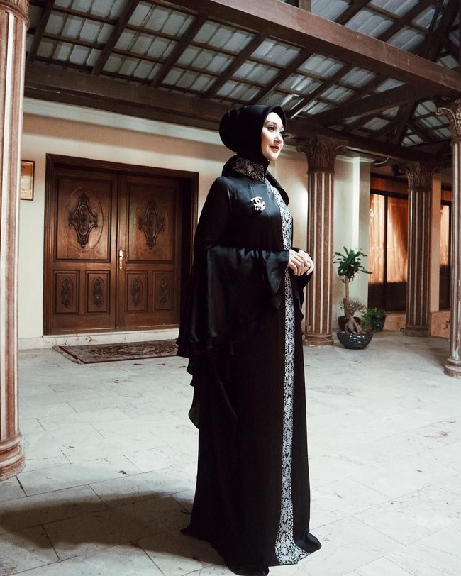 Menjadi desainer populer tanah air, penampilan Dian Pelangi tak lekang dari sorotan. Termasuk saat ia memutuskan untuk menjalani gaya hidup sehat. Foto: Instagram/DianPelangi