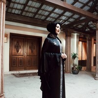 Menjadi desainer populer tanah air, penampilan Dian Pelangi tak lekang dari sorotan. Termasuk saat ia memutuskan untuk menjalani gaya hidup sehat. Foto: Instagram/DianPelangi