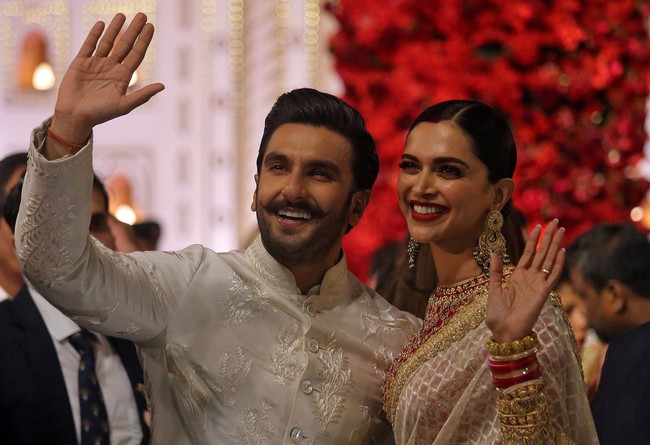 Deepika Padukone dan Ranveer Singh berpose setelah menghadiri upacara pernikahan yang digelar di Gedung Antilia, Mumbai, India, Rabu (12/12/2018). Foto: REUTERS/Francis Mascarenhas