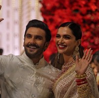 Deepika Padukone dan Ranveer Singh berpose setelah menghadiri upacara pernikahan yang digelar di Gedung Antilia, Mumbai, India, Rabu (12/12/2018). Foto: REUTERS/Francis Mascarenhas