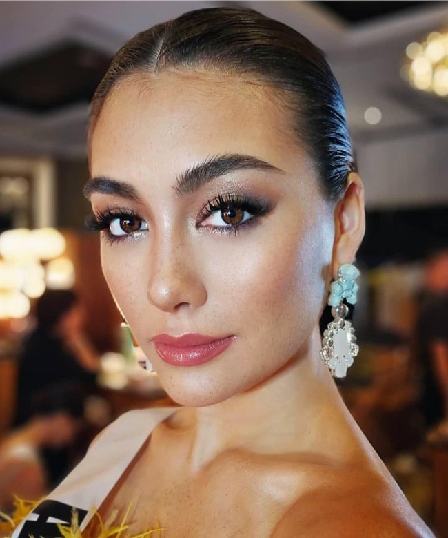 Saya sangat kesal karena situasi ini telah disalahgunakan seperti ini. Kami hanya mengatakan itu harusnya jadi lebih sulit baginya karena tidak memiliki satu delegasi lain dapat berbicara (bahasa Kamboja), tapi nyatanya menjadikan Nat (Miss Cambodia) sebagai pesaing yang lebih kuat untuk meraih mahkota, ungkap Francesca di Instastory-nya Foto: Instagram