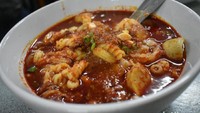 Seblak Jeletet Murni jadi favorit banyak warga Jakarta. Bukan seperti seblak Bandung yang sedikit air, Seblak Jeletet ini punya kuah merah dengan isian bakso, kerupuk, ceker hingga sayap ayam yang nikmat. Setiap isian dibandrol dengan harga Rp 7 ribu hingga Rp 8 ribu. Yuk, mampir ke Jalan Pademangan IV Gg. 4 No. 5. (Foto: Dok. detikFood)