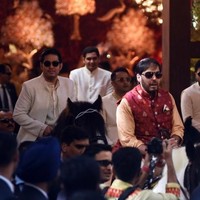 Kakak dan adik Isha Ambani, Akash Ambani dan Anant Ambani mengendarai kuda menuju tempat prosesi upacara pernikahan Isha Ambani dan Anand Piramal. Foto: AFP