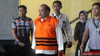 Cecep Sobandi keluar gedung KPK dengan memakai rompi tahanan.