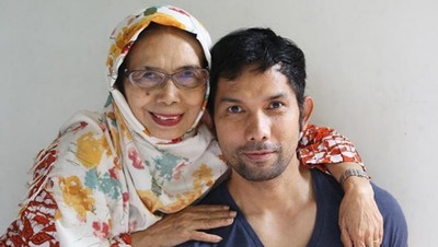 Momen Hangat Indra Herlambang dengan Ibunda Tercinta