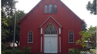 Meski sudah berusia ratusan tahun, Gereja Merah tetap digunakan untuk ibadah dan perayaan hari besar Kristiani seperti Natal (M Rofiq/detikTravel) 