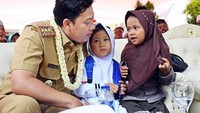 Pria asli Cianjur ini anak dari Tjetjep Muchtar Soleh yang tak lain adalah bupati Cianjur sebelumnya. Irvan dikenal dekat dengan warganya dan sering melakukan aktivitas bersama. Foto: instagram @irvanrivanomuchtar