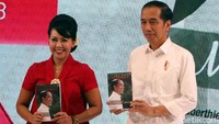 Presiden Jokowi bersama Alberthiene Endah saat meluncurkan buku bertajuk Jokowi Menuju Cahaya.