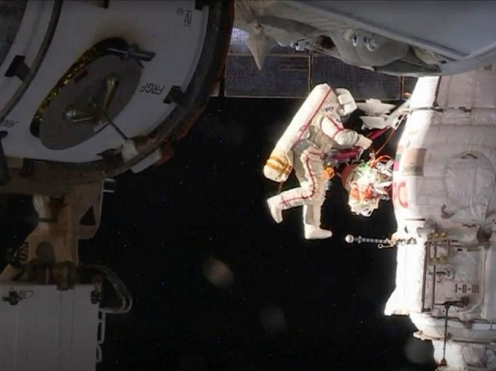 Astronot di luar angkasa. Foto: Reuters Astronot di luar angkasa. Foto: Reuters