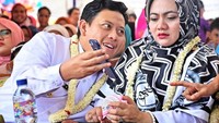 Kira-kira sedang ngeliatin apaan ya ke Bunda, sampe wajahnya merinding disco kayak gt?? Handpone di lock atau Transferan untuk beli pindang tongkol belum dikirim, kata Irvan dalam keterangan fotonya. Foto: instagram @irvanrivanomuchtar
