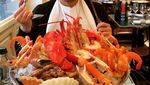 Begini Gaya Si Ganteng Harry Shum Jr Saat Masak hingga Makan Seafood