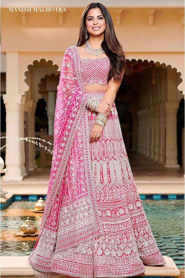 Lehenga milik Isha Ambani hadir dengan motif floral geometris yang dihiasi kristal Swarovski berkilauan di sepanjang gaunnya. Kristal Swarovski juga hadir pada atasan dan kain dupatta yang senada disampirkan di bahu. Foto: Dok. Instagram/Manish Malhotra World