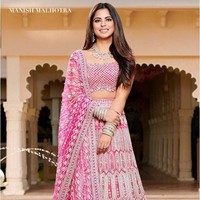 Lehenga milik Isha Ambani hadir dengan motif floral geometris yang dihiasi kristal Swarovski berkilauan di sepanjang gaunnya. Kristal Swarovski juga hadir pada atasan dan kain dupatta yang senada disampirkan di bahu. Foto: Dok. Instagram/Manish Malhotra World