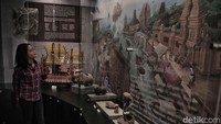 Seorang pegawai IPC memperhatikan barang antik di Museum Maritim Indonesia, Tanjung Priok, Jakarta Utara, Kamis (13/12).