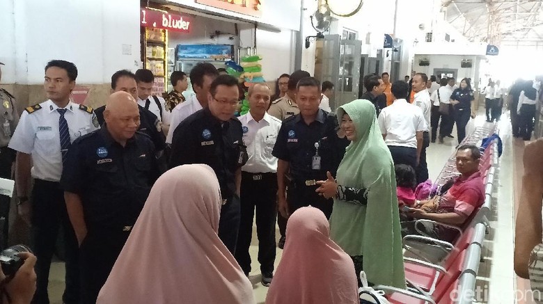 Libur Nataru, Dirut PT KAI Minta Petugas Waspada Pelemparan Kereta Libur Nataru, Dirut PT KAI Minta Petugas Waspada Pelemparan Kereta