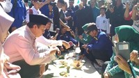 Makan lesehaan bersama warga, Irvan terlihat sedang menikmati sepotong tempe. Bupati Irvan memang dekat dengan warganya, banyak yang menyayangkan ia tersandung kasus korupsi. Foto: instagram @irvanrivanomuchtar