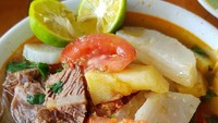 Beberapa penjual soto mie masih memakai lobak yang diiris tipis untuk campuran kaldunya. Karenanya porsi soto mie selalu bikin kenyang. Foto: Instagram @ellyshuang
