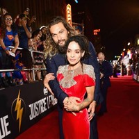 Jason dan Lisa menikah pada Oktober 2017. Namun, hubungan asmara mereka sudah terjalin sejak 2005 dan telah dikaruniai sepasang putra-putri. Lola 11 tahun, sementara si bungsu Nakoa-Wolf berusia 9 tahun. Foto: Getty Images