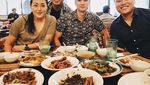 Begini Gaya Si Ganteng Harry Shum Jr Saat Masak hingga Makan Seafood