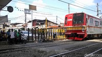 Penutupan jalur perlintasan KA itu dianggap untuk mengurangi terjadinya kecelakaan karena jalur tersebut tak memiliki palang otomatis apabila kereta melalui jalur tersebut. Hal itu tentunya membahayakan keselamatan para pengguna jalan.
