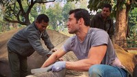 Ini saat dia berada di Chitwan National Park di Nepal. (dr.evanantin/Instagram)