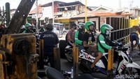 Meski diprotes warga, jalur perlintasan kereta api itu perlahan mulai ditutup. Salah satunya dengan adanya garis-garis pembatas di pinggir jalur perlintasan KA.