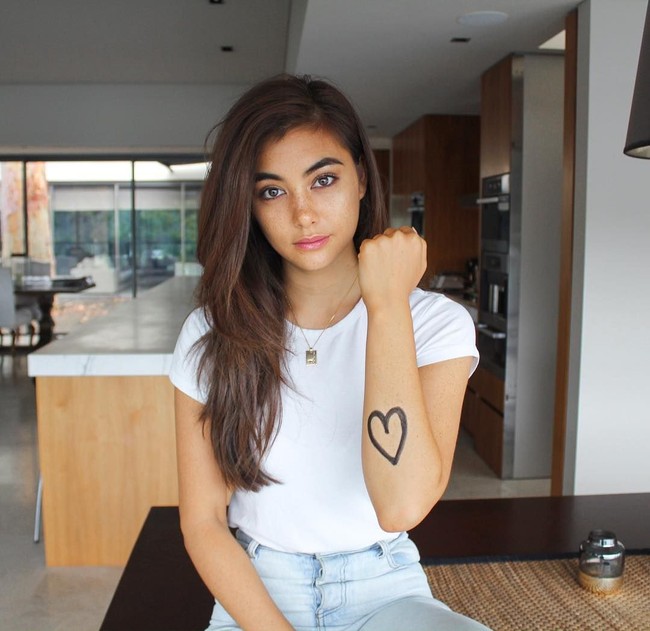 Aku dulu sangat membenci diriku sendiri aku pikir aku tidak berharga dan aku sering melihat pada cermin dan berkata ugh kamu menjijikan, apa yang kamu lakukan dengan dirimu sendiri, kata Francesca dalam podcast Real Talk. Foto: Instagram