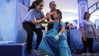 Anak-anak itu tampil mengenakan busana seperti layaknya Elsa dan Anna untuk berfoto bersama dalam acara yang di gelar di salah satu pusat perbelanjaan di Jakarta tersebut.