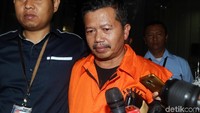 Kasus yang menjerat Irvan ini berawal dari operasi tangkap tangan (OTT) KPK. Setelah melakukan pemeriksaan, KPK menetapkan 4 orang sebagai tersangka.