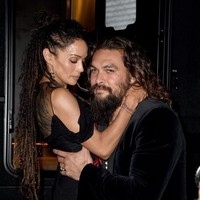 Benih cinta mereka tumbuh pada pandangan pertama. Semuanya bermula dari pertemuan di sebuah bar jazz di Los Angeles, pada 2004 silam. Kami duduk berdua dan dia memesan (bir) Guiness dan grits. Setelahnya, sejarah, kenang Jason saat menjadi bintang tamu di The Late Late Show.  Foto: Getty Images