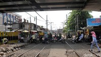 Perlintasan yang diketahui selalu ramai saat jam kerja ini menjadi pilihan yang lebih efektif bagi para pengguna jalan. Meski jalur perlintasan KA itu tak ditutupi oleh palang otomatis dan berbahaya, mereka lebih memilih melalui jalur perlintasan KA tersebut karena alasan efisiensi waktu.
